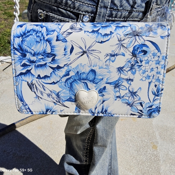 NWT Betsey Johnson Blue and White Floral Crossbody Bag with Structured Design - Picture 4 of 11